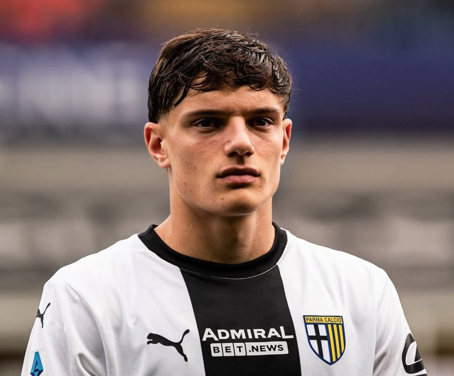 Liverpool investe R$ 190 milhões e contrata zagueiro italiano de 18 anos